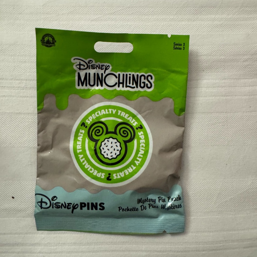 Disney Munchlings Mystery Pin Pack unopened
